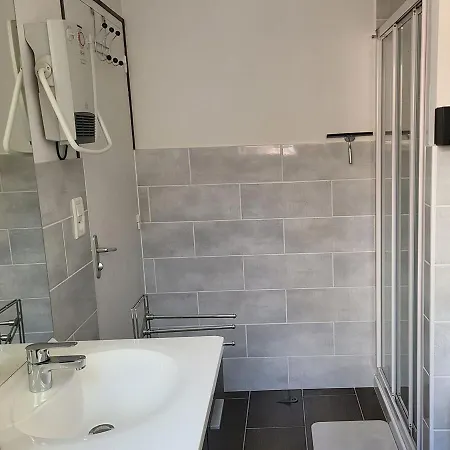 Apartamento T2 Rénové Avec Cour Privée - Centre D'épinal, Proche Gare Et Commodités - Fr-1-589-265 Épinal