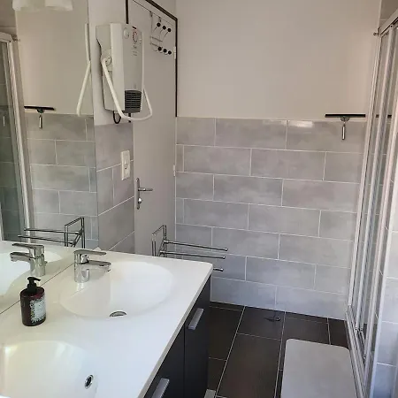 T2 Rénové Avec Cour Privée - Centre D'épinal, Proche Gare Et Commodités - Fr-1-589-265 Appartement *